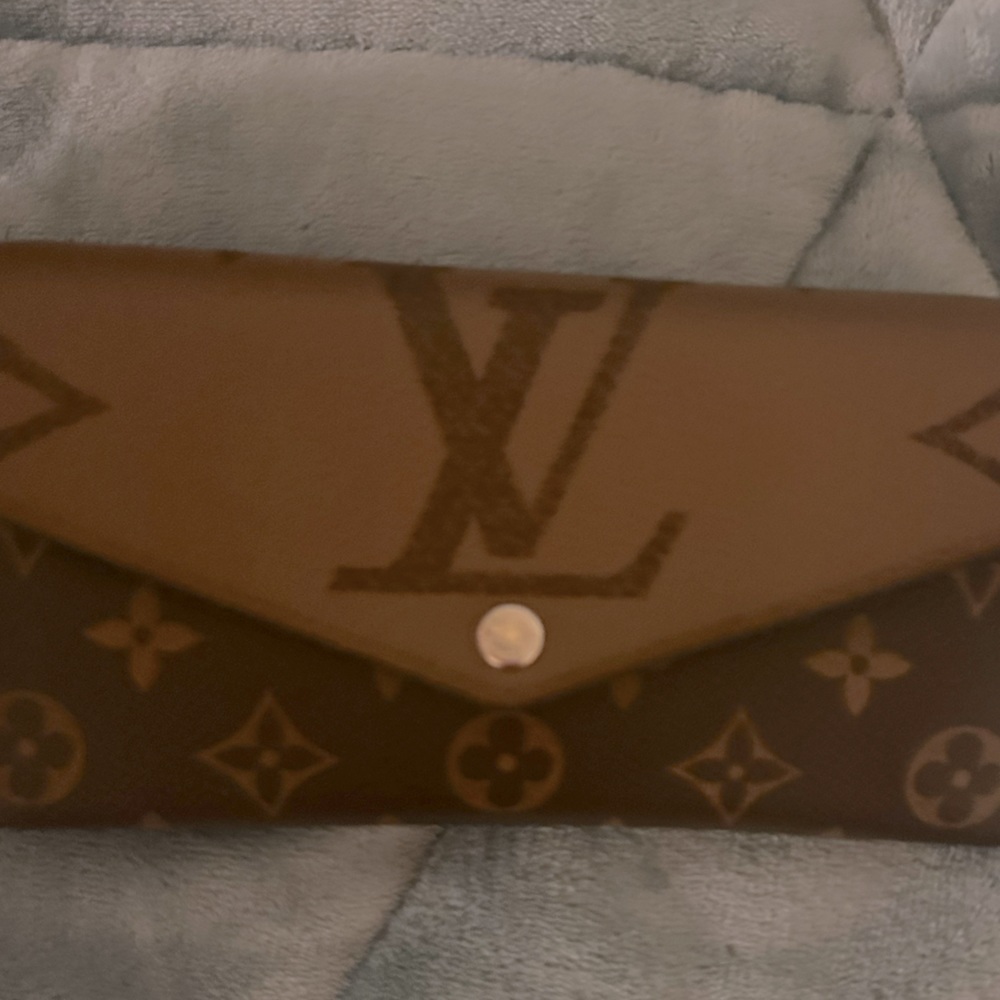 Louis Vuitton, Sarah Wallet